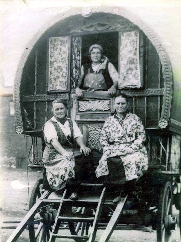 1933 brickfields Nellie Wilson in doorway Jayne Cunningham on left and Ann Lee on right (600px * 802px)